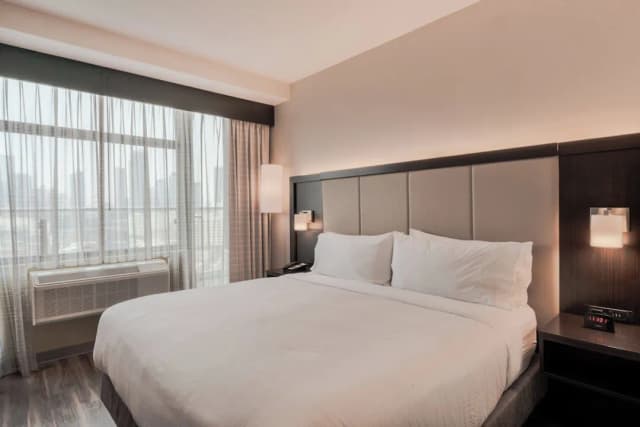 Holiday Inn Express Long Island City E New York by IHG-Standard Room, 1 King Bed, Accessible (Communications)-1