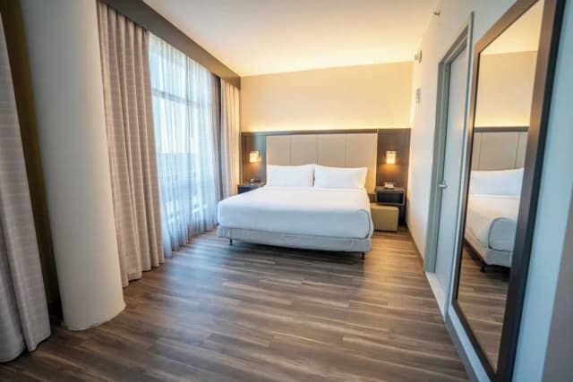 Holiday Inn Express Long Island City E New York by IHG-Standard Room, 1 King Bed, Accessible (Communications)-3
