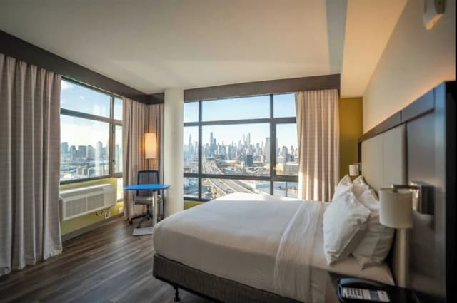 Holiday Inn Express Long Island City E New York by IHG-Standard Room, 1 King Bed (NYC Skyline View)-5