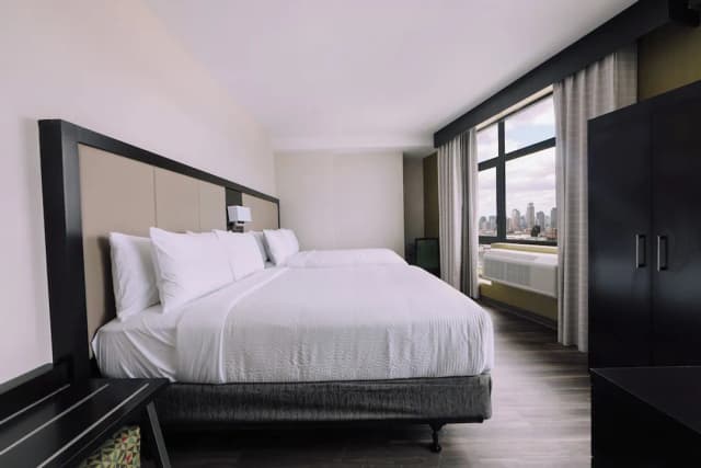 Holiday Inn Express Long Island City E New York by IHG-Standard Room, 1 King Bed (NYC Skyline View)-2