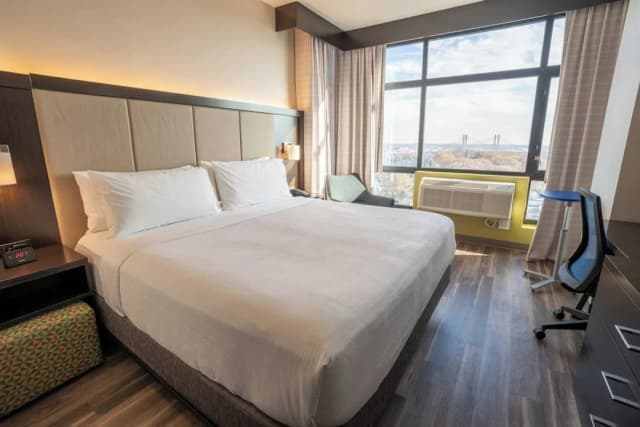 Holiday Inn Express Long Island City E New York by IHG-Standard Room, 1 King Bed-3