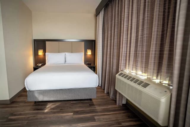 Holiday Inn Express Long Island City E New York by IHG-Standard Room-3