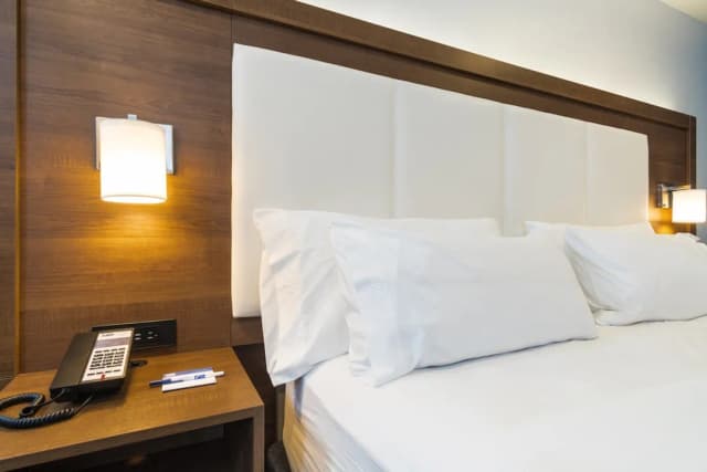 ホリデイ イン エクスプレス ホテル & スイーツ ハリウッド ウォーク オブ フェーム by IHG-スタンダード ルーム クイーンベッド 2 台 車椅子で利用可能な浴槽 (Accessible Tub)-3