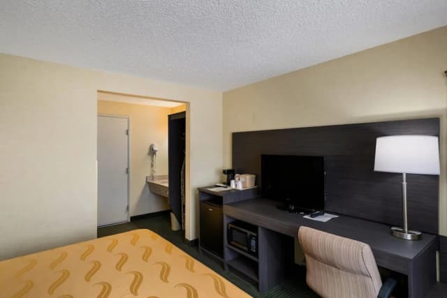 Quality Inn SeaTac Airport-Seattle-Standard Room, 1 King Bed, Non Smoking-4