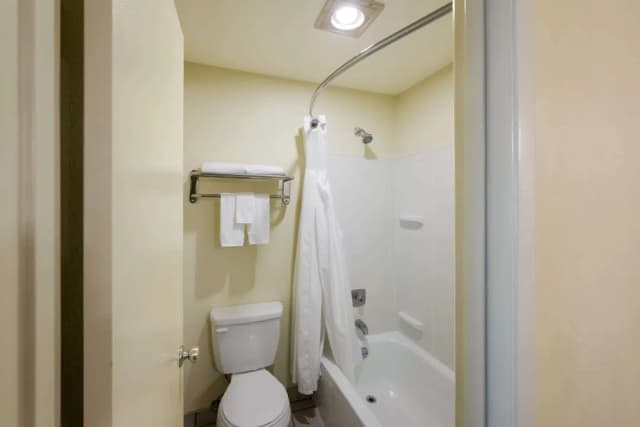 Quality Inn SeaTac Airport-Seattle-Standard Room, 1 King Bed, Non Smoking-2