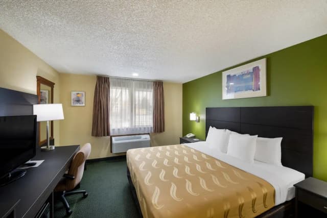 Quality Inn SeaTac Airport-Seattle-Standard Room, 1 King Bed, Non Smoking-1