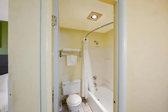Quality Inn SeaTac Airport-Seattle-Standard Room, 1 King Bed, Non Smoking-5