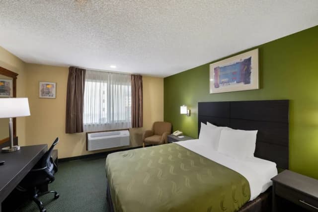 Quality Inn SeaTac Airport-Seattle-Standard Room, 1 Queen Bed, Non Smoking-3