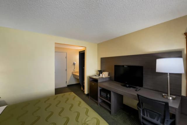 Quality Inn SeaTac Airport-Seattle-Standard Room, 1 Queen Bed, Non Smoking-4