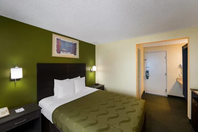 Quality Inn SeaTac Airport-Seattle-Standard Room, 1 Queen Bed, Non Smoking-1
