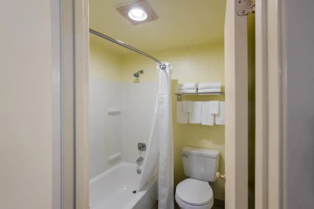 Quality Inn SeaTac Airport-Seattle-Standard Room, 2 Queen Beds, Non Smoking-5