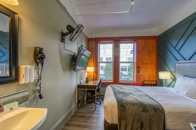 램스 호텔-1 Queen Bed with Sofa Bed, Shared Bathroom-1