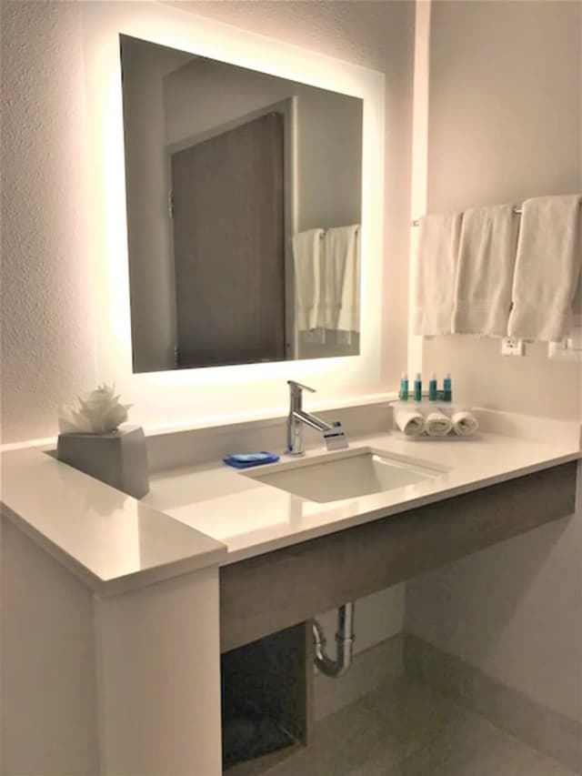 休士頓西南 - 藝廊區智選假日套房飯店 - IHG 旗下飯店-標準客房, 1 張特大雙人床, 無障礙 (Communications Accessible)-4