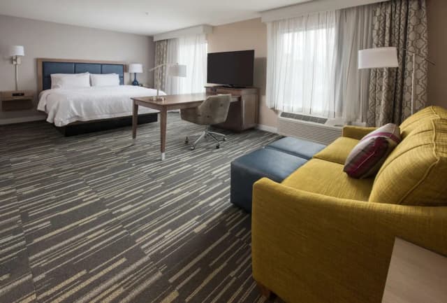 Hampton Inn & Suites Seattle/Redmond-Studio, 1 King Bed, Non Smoking, Refrigerator & Microwave-4