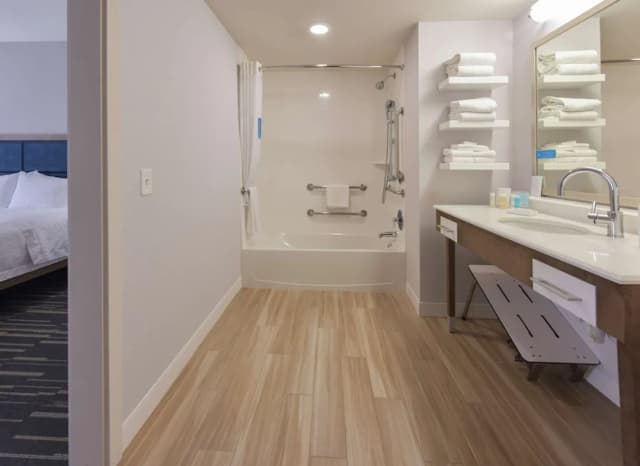 Hampton Inn & Suites Seattle/Redmond-Studio, 1 King Bed, Accessible, Non Smoking (w/ bathtub)-5