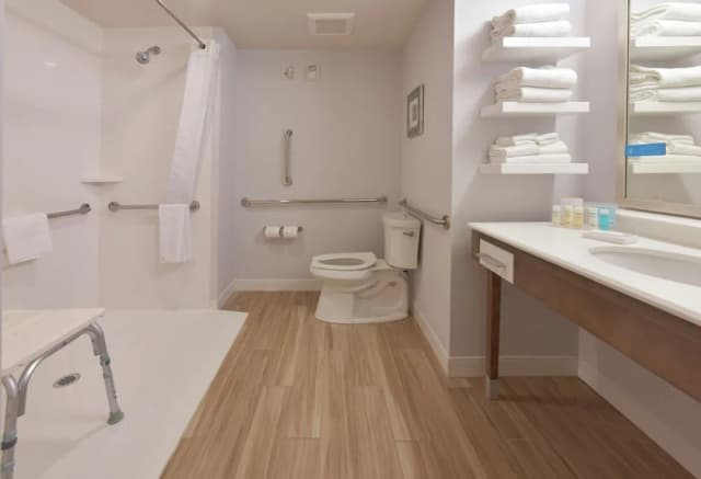 Hampton Inn & Suites Seattle/Redmond-Room, 1 King Bed, Accessible, Non Smoking (w/ roll-in shower)-5