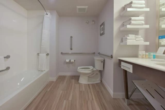 Hampton Inn & Suites Seattle/Redmond-Room, 2 Queen Beds, Accessible, Non Smoking (w/ bathtub)-4