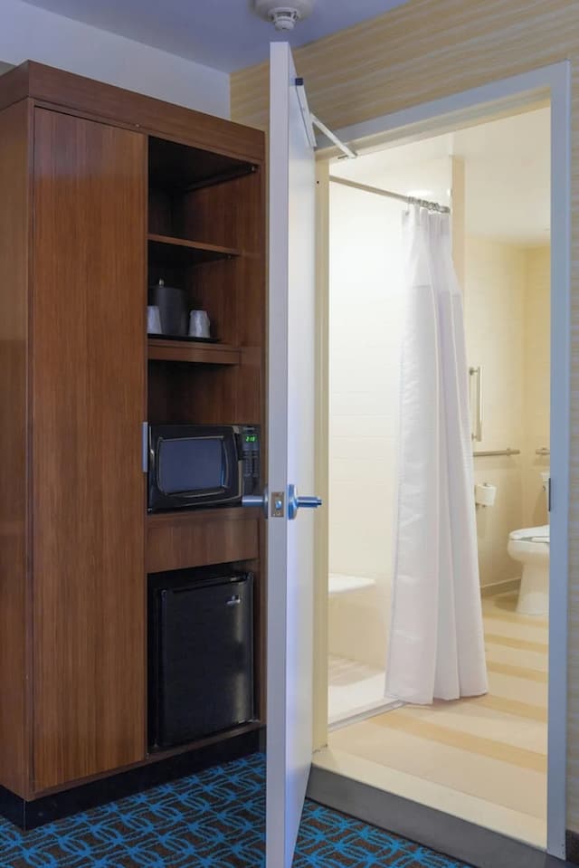 紐約皇后區弗雷什梅多斯費爾菲爾德套房飯店-客房, 1 張特大雙人床 (Mobility/Hearing Access, Roll-In Shwr)-3