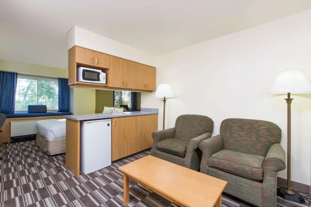 Baymont Inn & Suites by Wyndham Anchorage Airport-Junior Suite, 1 Queen Bed, Accessible, Non Smoking (Roll-In Shower)-1