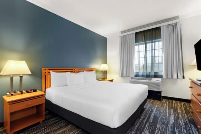 클라리온 스위트 앵커리지 다운타운-Suite, 1 King bed with Sofa Bed, Refrigerator & Microwave-3