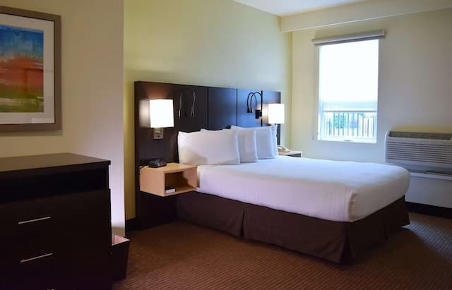 貝斯特韋斯特西雅圖機場酒店-行政套房, 1 張加大雙人床, 非吸煙房, 雪櫃和微波爐 (Living Room)-1