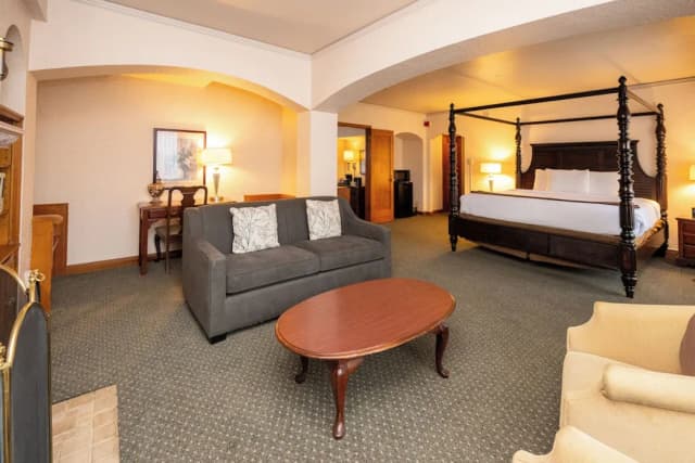 The Inn at Virginia Mason-标准套房, 1 张特大床 (Library Suite)-1