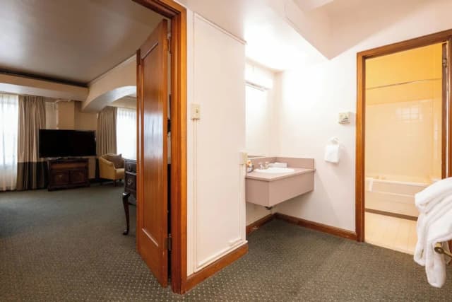 The Inn at Virginia Mason-标准套房, 1 张特大床 (Library Suite)-5