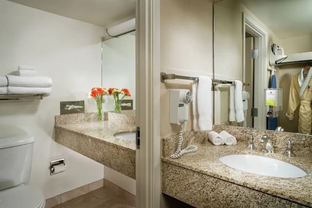 Staypineapple, University Inn, University District Seattle-Deluxe Room, 2 Queen Beds-3