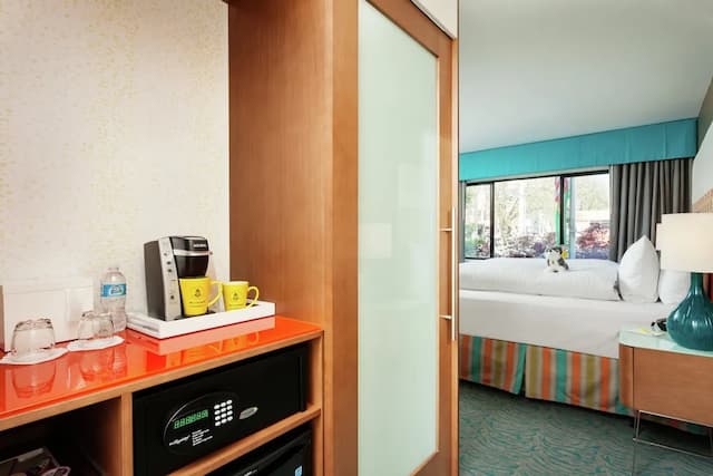 Staypineapple, University Inn, University District Seattle-Traditional Room, 1 Queen Bed-6