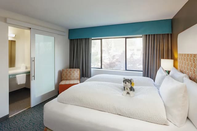 Staypineapple, University Inn, University District Seattle-Traditional Room, 1 Queen Bed-5