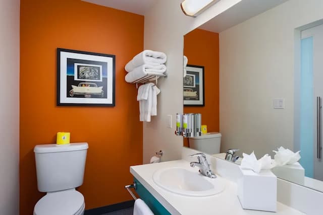 Staypineapple, University Inn, University District Seattle-Traditional Room, 2 Queen Beds-2