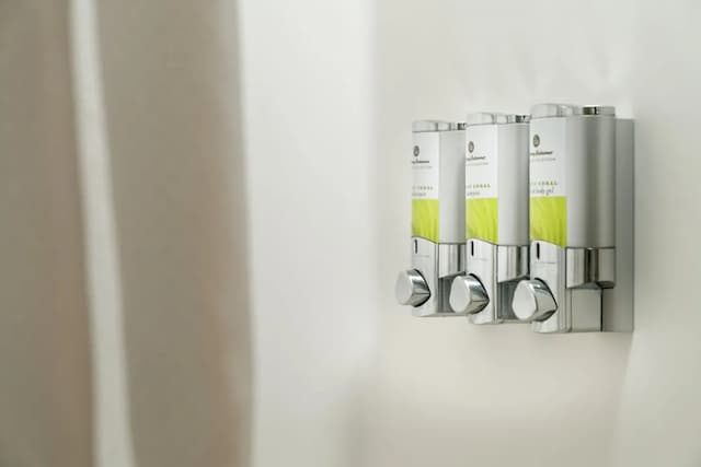 Staypineapple, University Inn, University District Seattle-Deluxe Room, 1 Queen Bed, Accessible-2