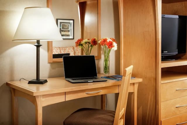 Staypineapple, University Inn, University District Seattle-Premier Room, 1 King Bed with Sofa bed-2