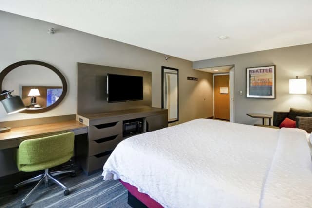 Hampton Inn Seattle/Southcenter-One King Bed, Non-Smoking-2