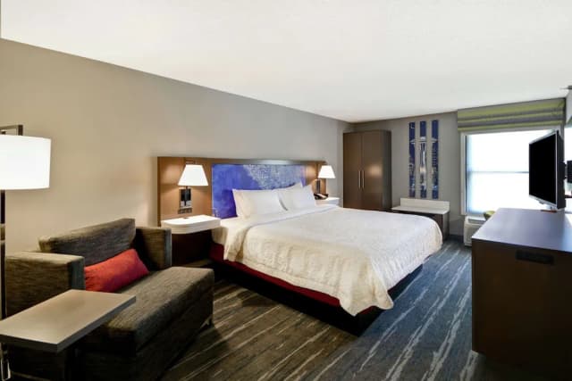 Hampton Inn Seattle/Southcenter-One King Bed, Non-Smoking-1