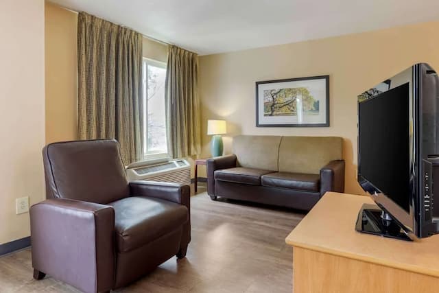 休士頓醫學中心布萊斯伍德大道美洲長住套房飯店-豪華開放式客房, 1 張特大雙人床和 1 張沙發床, 非吸煙房-4