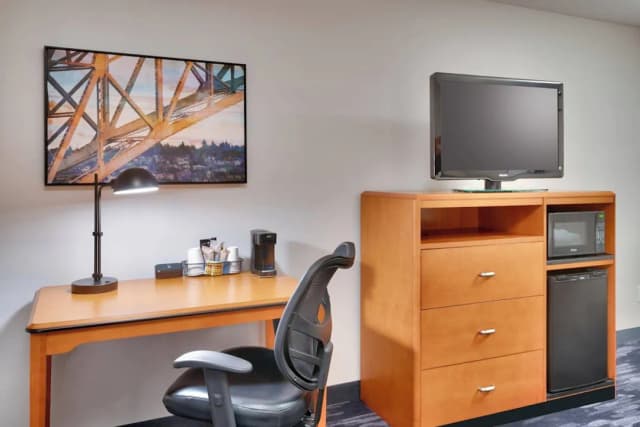 Fairfield Inn & Suites by Marriott Seattle Bellevue/Redmond-Suite, 1 King Bed with Sofa bed-2