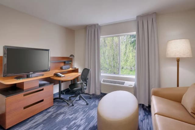 Fairfield Inn & Suites by Marriott Seattle Bellevue/Redmond-Suite, 1 King Bed with Sofa bed-3