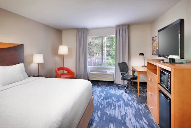 Fairfield Inn & Suites by Marriott Seattle Bellevue/Redmond-Room, 1 King Bed (Mobility/Hearing Accessible, Tub)-2