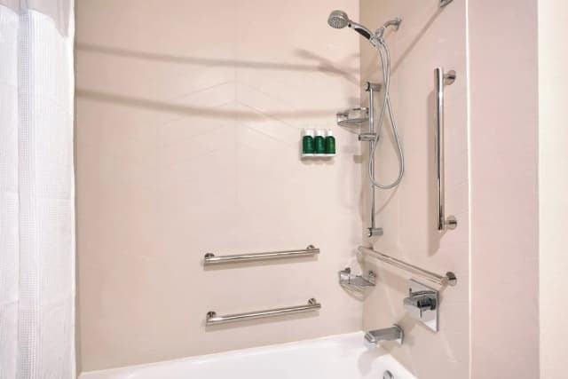 Fairfield Inn & Suites by Marriott Seattle Bellevue/Redmond-Room, 2 Queen Beds (Mobility/Hearing Accessible, Tub)-4