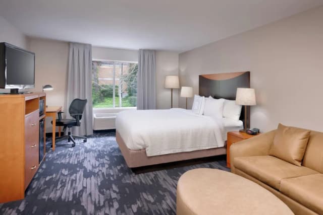 Fairfield Inn & Suites by Marriott Seattle Bellevue/Redmond-Room, 1 King Bed with Sofa bed-2