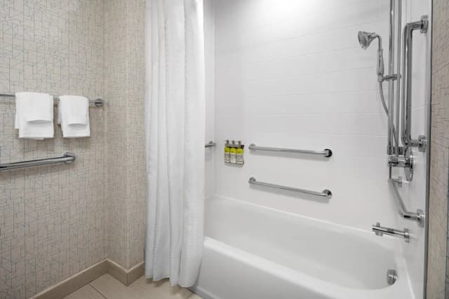 Holiday Inn Express & Suites Woodside LaGuardia Airport by IHG-Standard Room, 2 Queen Beds, Accessible Bathtub (Mobility)-4