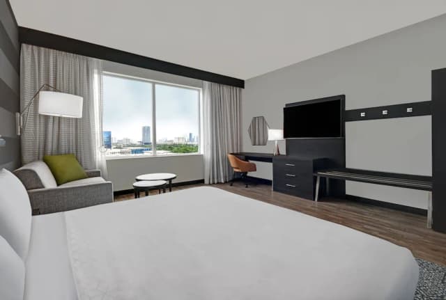 Holiday Inn Express Houston - Galleria Area by IHG-Standard Room, 1 King Bed, Accessible (Mobility, Access Tub)-4
