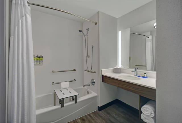 Holiday Inn Express Houston - Galleria Area by IHG-Standard Room, 2 Queen Beds, Accessible (Mobility, Access Tub)-5