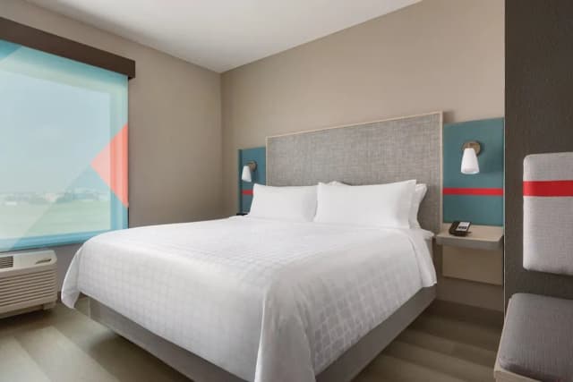 アビッド ホテル シカゴ オヘア – デス プレーンズ by IHG-スタンダード ルーム キングベッド 1 台 バリアフリー 禁煙 (Communications Accessible)-1
