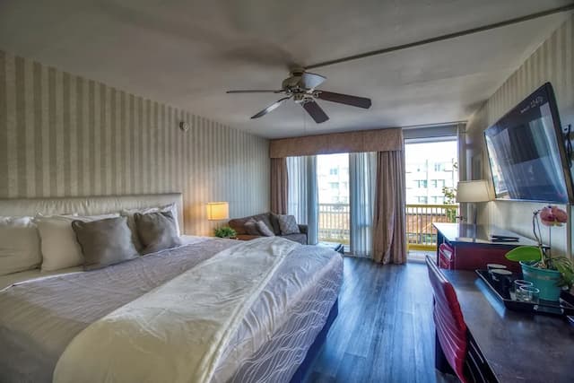 ウォーフ イン-プレミアム ルーム キングベッド 1 台ソファーベッド付き バルコニー パーシャル オーシャン ビュー-4