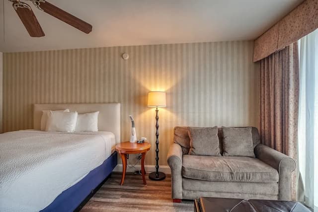 ウォーフ イン-プレミアム ルーム キングベッド 1 台ソファーベッド付き バルコニー パーシャル オーシャン ビュー-6