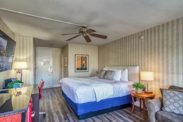 ウォーフ イン-プレミアム ルーム キングベッド 1 台ソファーベッド付き バルコニー パーシャル オーシャン ビュー-5