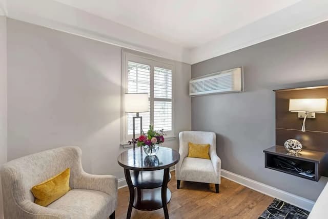 Best Western Plus Hawthorne Terrace Hotel-Standard Room, 1 King Bed, Non Smoking, Microwave-3