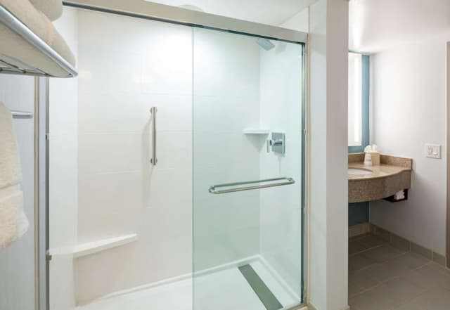 芝加哥歐海爾機場希爾頓花園飯店-一張特大床-5